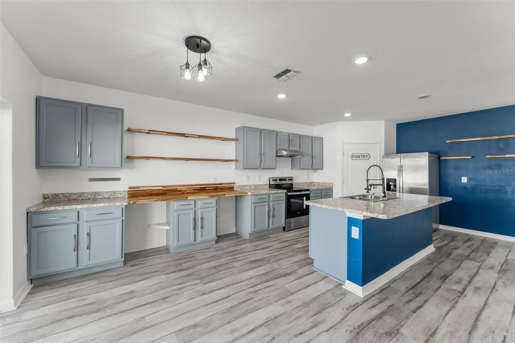 For Sale: $400,000 (5 beds, 3 baths, 2696 Square Feet)