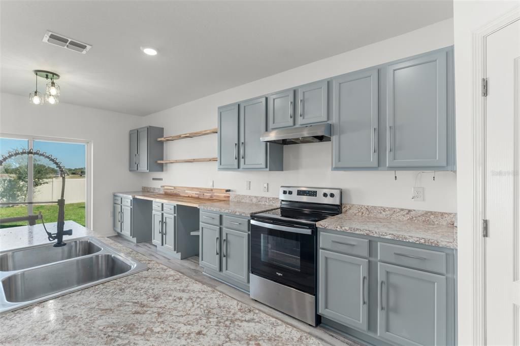 For Sale: $400,000 (5 beds, 3 baths, 2696 Square Feet)