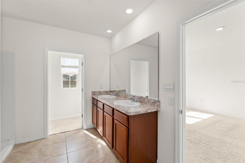 For Sale: $400,000 (5 beds, 3 baths, 2696 Square Feet)