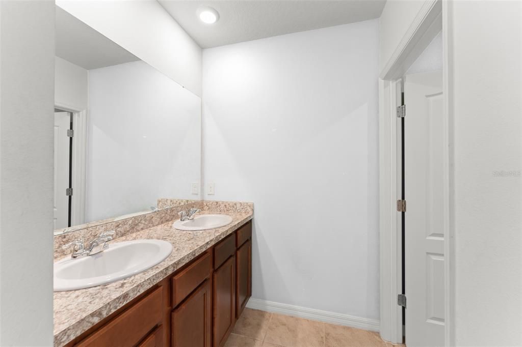 For Sale: $400,000 (5 beds, 3 baths, 2696 Square Feet)