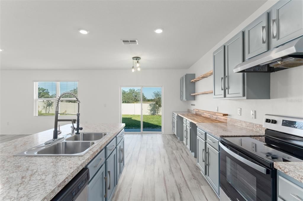 For Sale: $400,000 (5 beds, 3 baths, 2696 Square Feet)