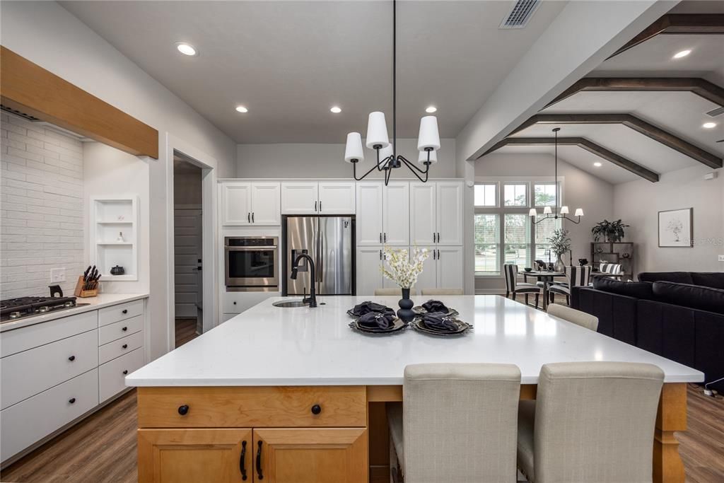 En Venta: $799,000 (4 camas, 2 baños, 2487 Pies cuadrados)