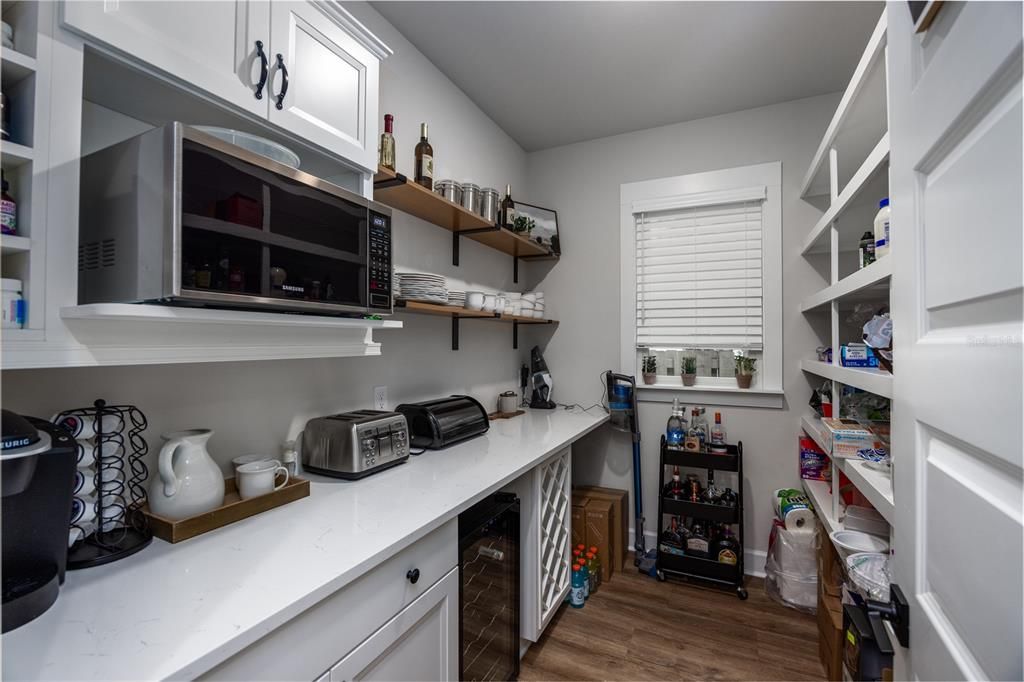 En Venta: $799,000 (4 camas, 2 baños, 2487 Pies cuadrados)