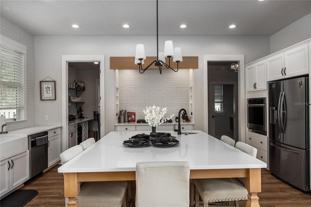 En Venta: $799,000 (4 camas, 2 baños, 2487 Pies cuadrados)