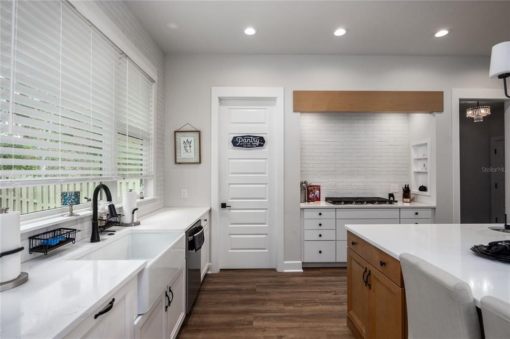 En Venta: $799,000 (4 camas, 2 baños, 2487 Pies cuadrados)