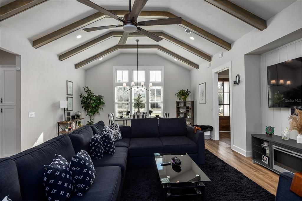 En Venta: $799,000 (4 camas, 2 baños, 2487 Pies cuadrados)