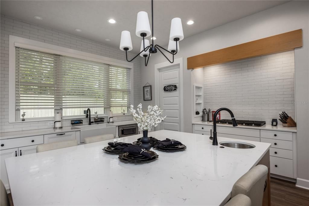 En Venta: $799,000 (4 camas, 2 baños, 2487 Pies cuadrados)