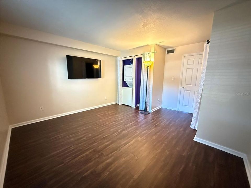 For Sale: $155,000 (1 beds, 1 baths, 678 Square Feet)