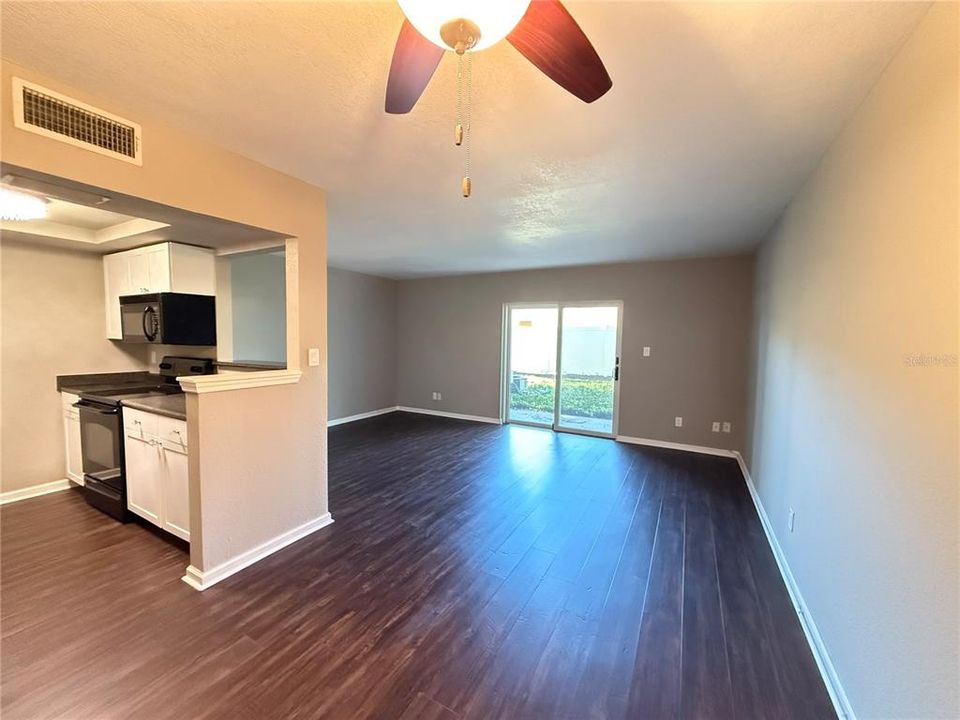 For Sale: $155,000 (1 beds, 1 baths, 678 Square Feet)