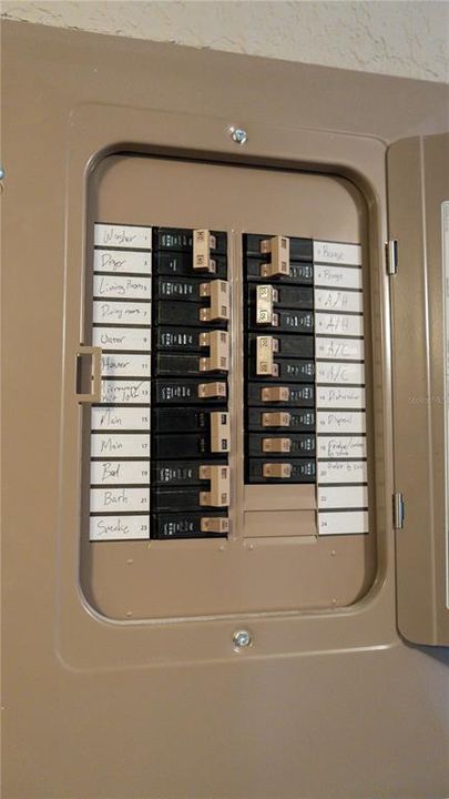 For Sale: $155,000 (1 beds, 1 baths, 678 Square Feet)