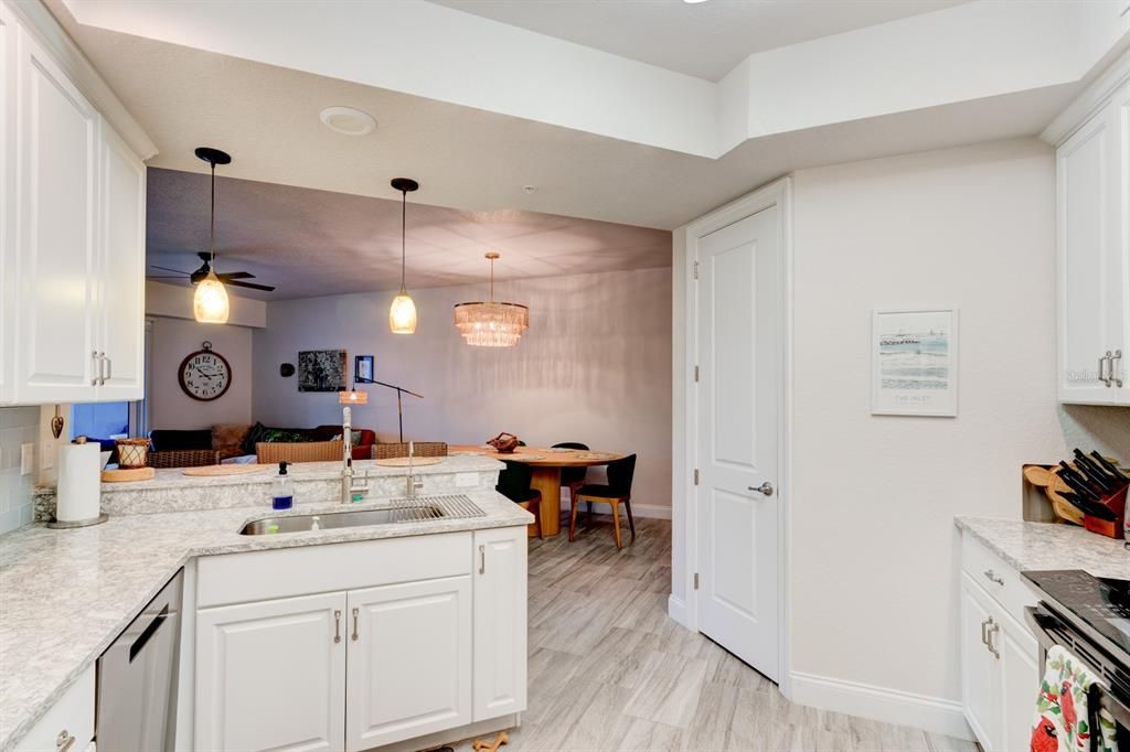 待售: $474,999 (2 贝兹, 2 浴室, 1384 平方英尺)