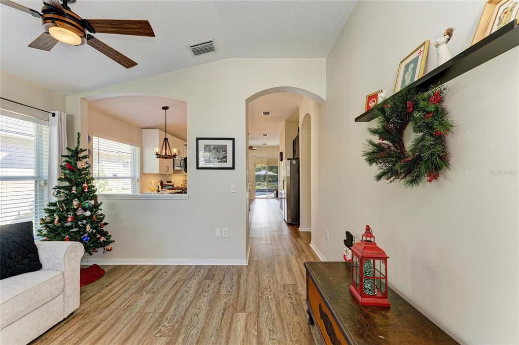 待售: $425,000 (3 贝兹, 2 浴室, 1358 平方英尺)