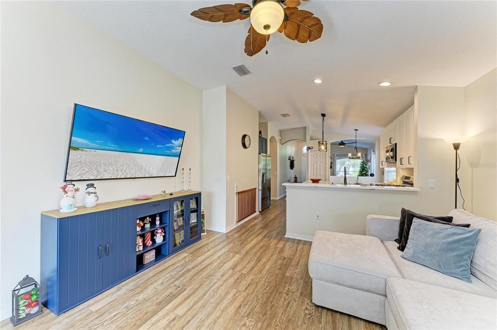 待售: $425,000 (3 贝兹, 2 浴室, 1358 平方英尺)