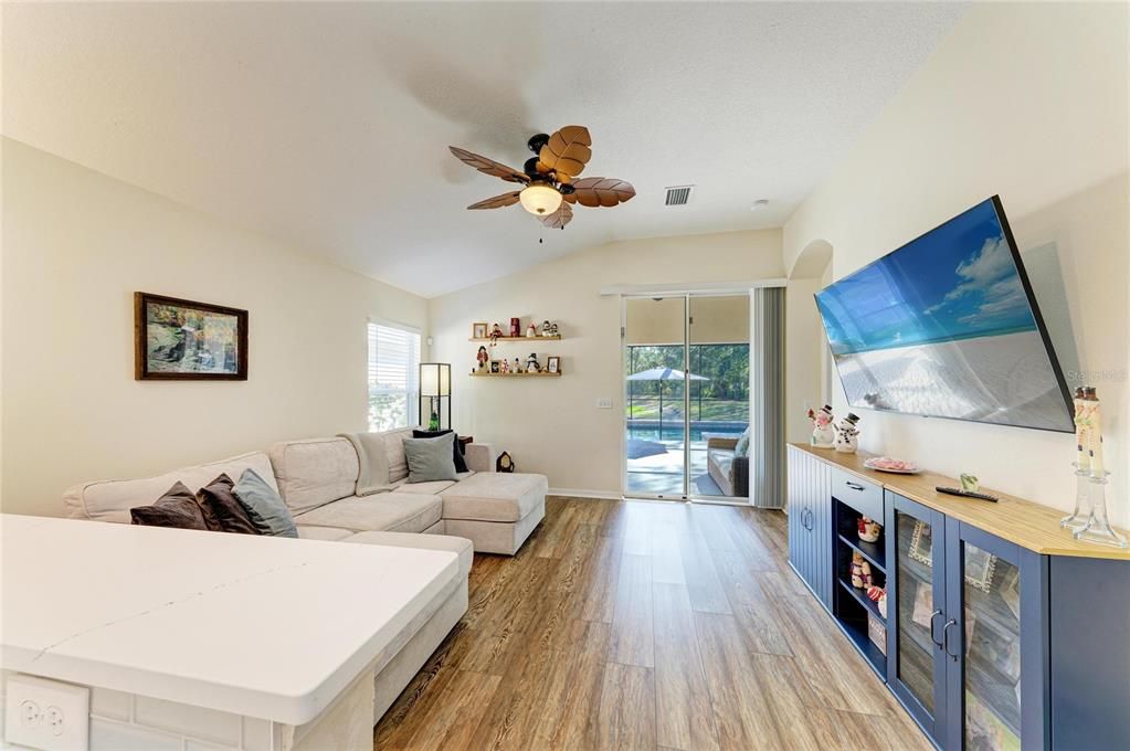 待售: $425,000 (3 贝兹, 2 浴室, 1358 平方英尺)