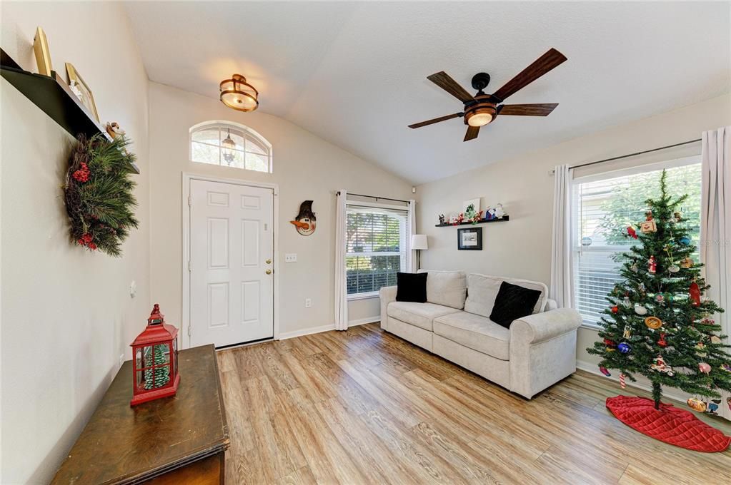 待售: $425,000 (3 贝兹, 2 浴室, 1358 平方英尺)