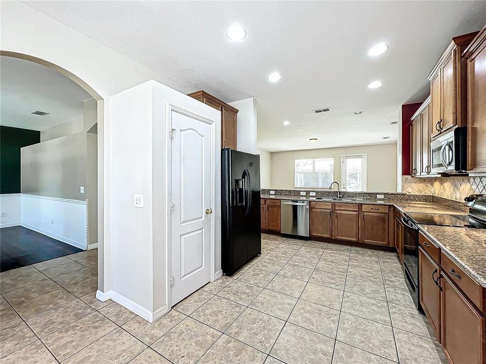 For Rent: $2,700 (4 beds, 2 baths, 1910 Square Feet)