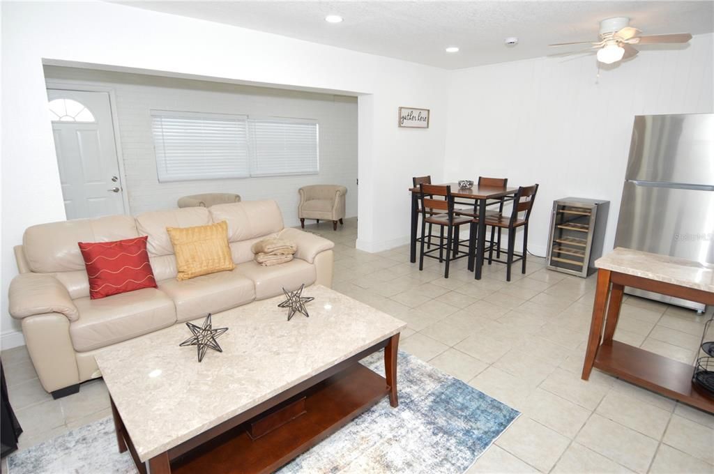 For Rent: $2,300 (1 beds, 1 baths, 625 Square Feet)