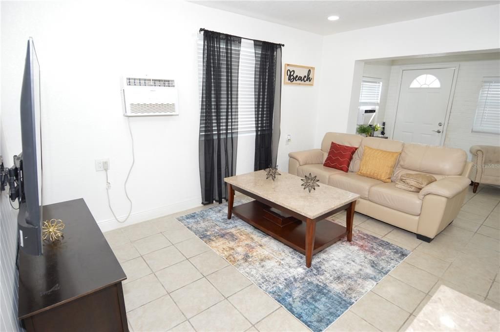 For Rent: $2,300 (1 beds, 1 baths, 625 Square Feet)