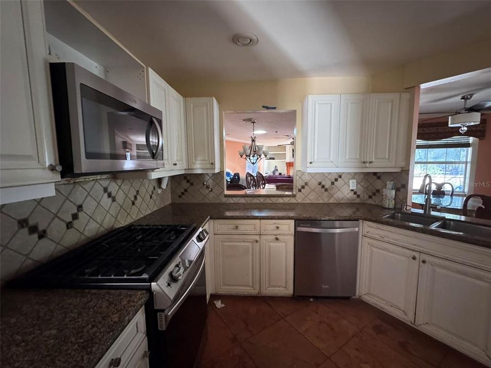 待售: $389,000 (3 贝兹, 2 浴室, 2121 平方英尺)