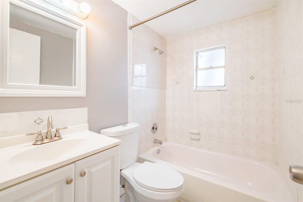 For Rent: $1,700 (2 beds, 1 baths, 798 Square Feet)