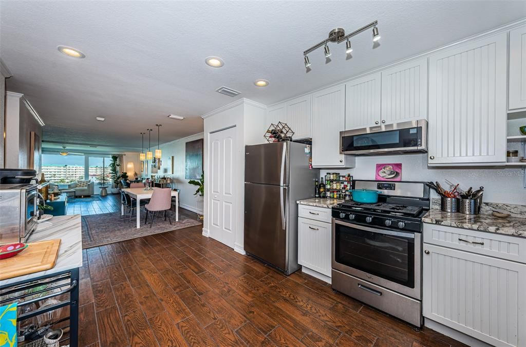 待售: $215,000 (1 贝兹, 1 浴室, 1060 平方英尺)