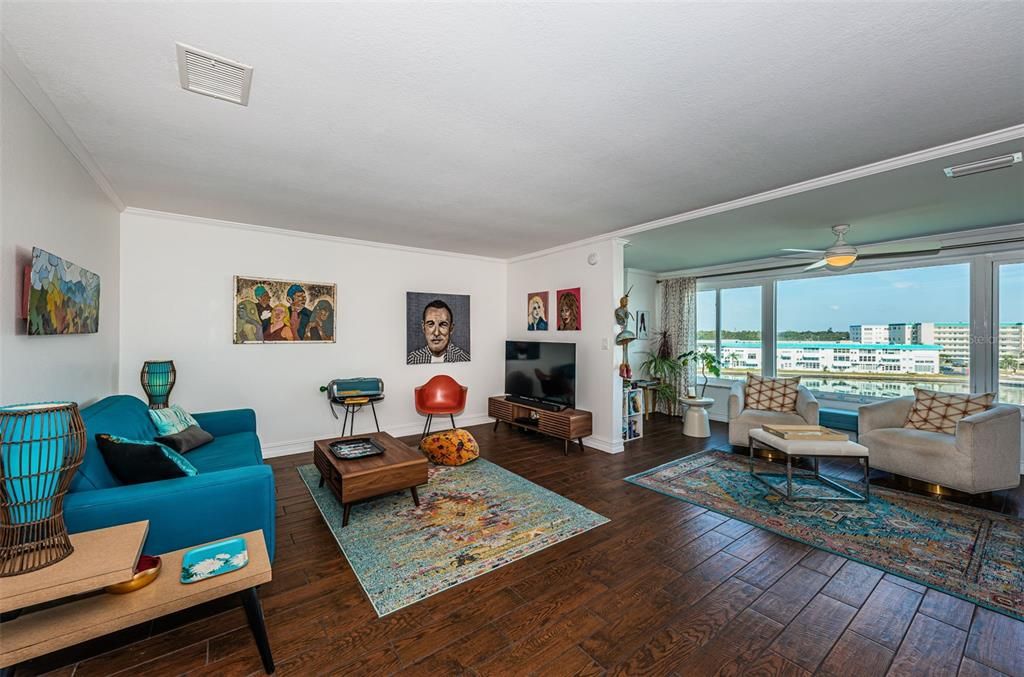 待售: $215,000 (1 贝兹, 1 浴室, 1060 平方英尺)