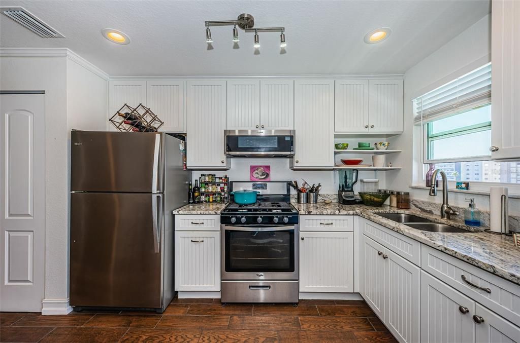 待售: $215,000 (1 贝兹, 1 浴室, 1060 平方英尺)