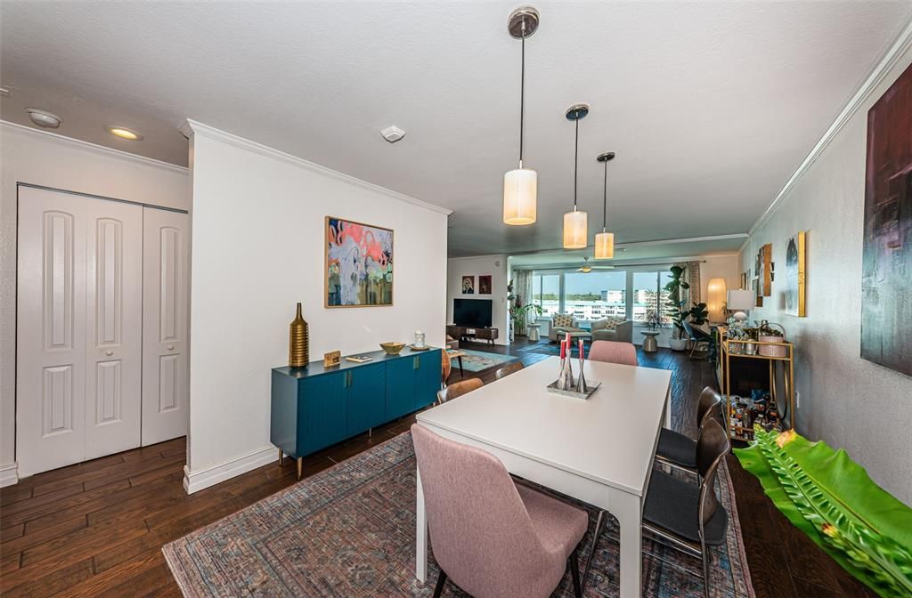 待售: $215,000 (1 贝兹, 1 浴室, 1060 平方英尺)