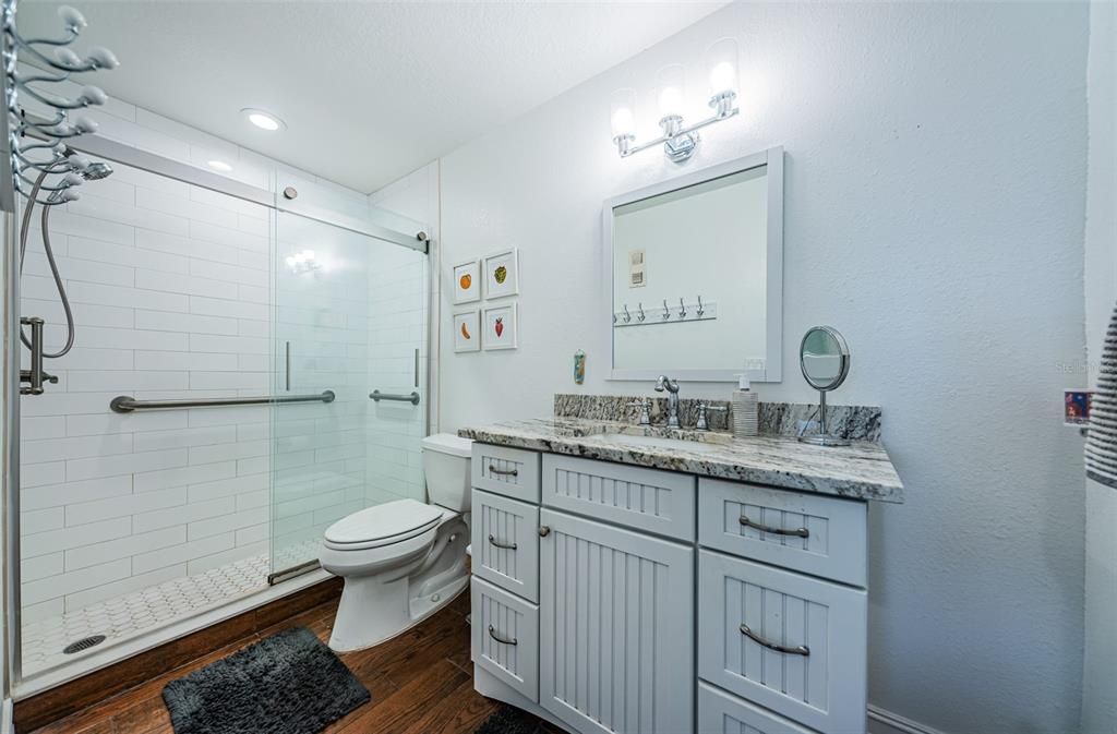 待售: $215,000 (1 贝兹, 1 浴室, 1060 平方英尺)