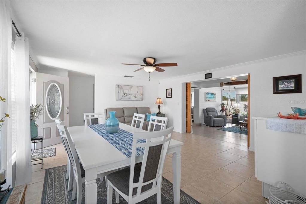 For Sale: $315,000 (2 beds, 2 baths, 1276 Square Feet)