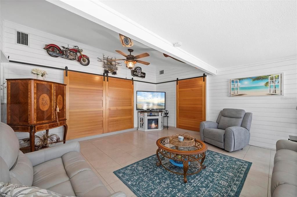 For Sale: $315,000 (2 beds, 2 baths, 1276 Square Feet)