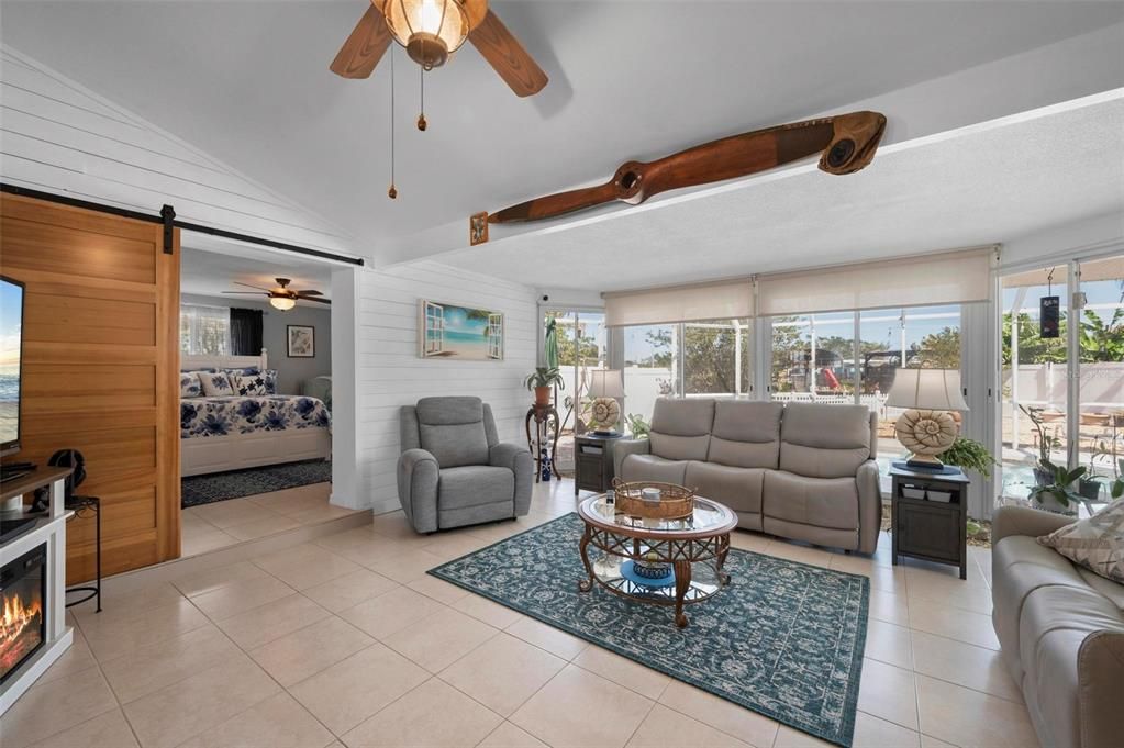 For Sale: $315,000 (2 beds, 2 baths, 1276 Square Feet)