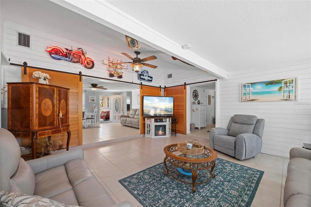 For Sale: $315,000 (2 beds, 2 baths, 1276 Square Feet)