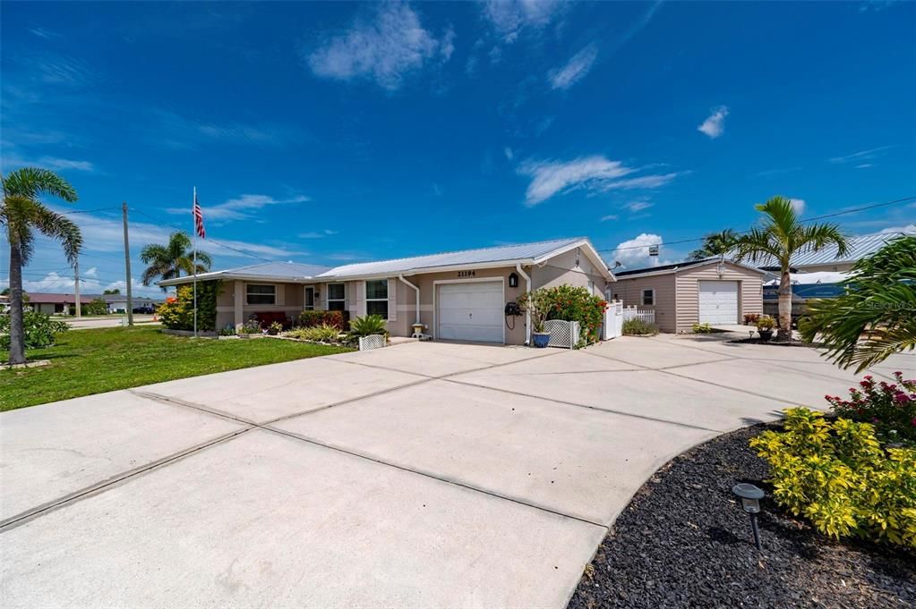 For Sale: $315,000 (2 beds, 2 baths, 1276 Square Feet)