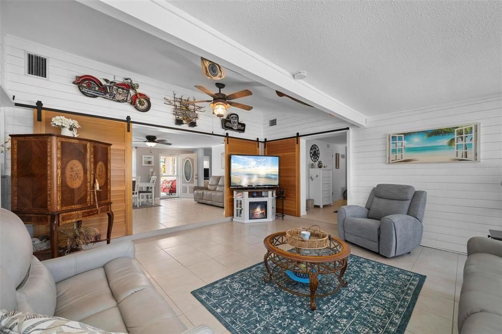 For Sale: $315,000 (2 beds, 2 baths, 1276 Square Feet)