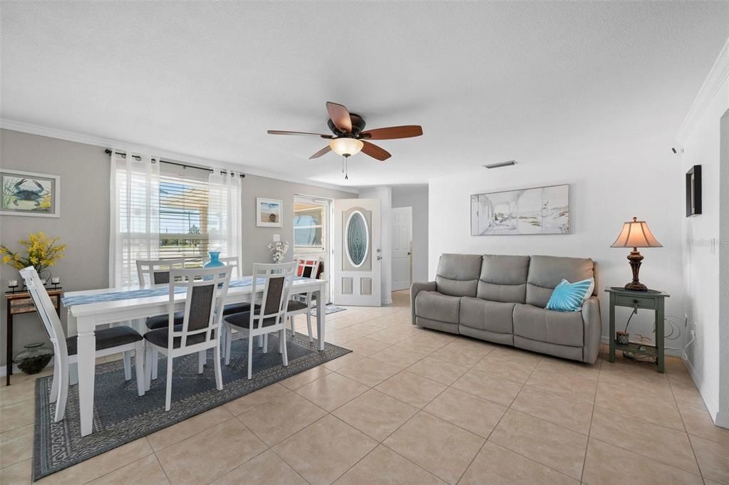 For Sale: $315,000 (2 beds, 2 baths, 1276 Square Feet)