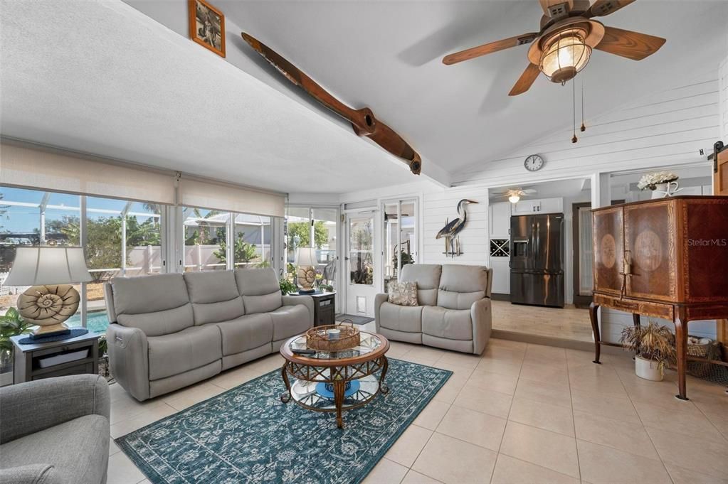 For Sale: $315,000 (2 beds, 2 baths, 1276 Square Feet)