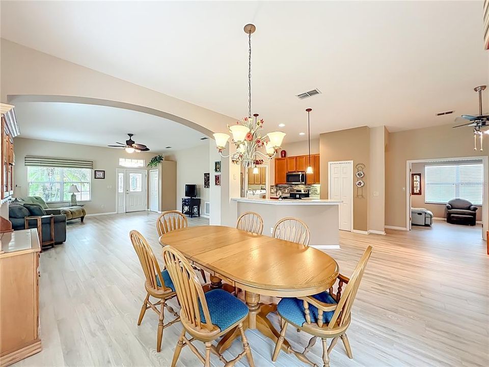 На продажу: $312,000 (2 спален, 2 ванн, 1888 Квадратных фут)