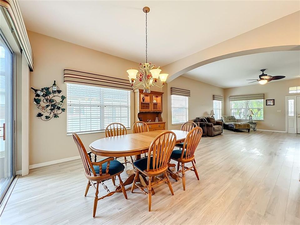 На продажу: $312,000 (2 спален, 2 ванн, 1888 Квадратных фут)