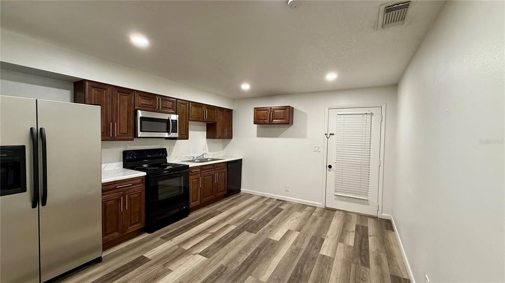 For Rent: $1,699 (2 beds, 2 baths, 900 Square Feet)