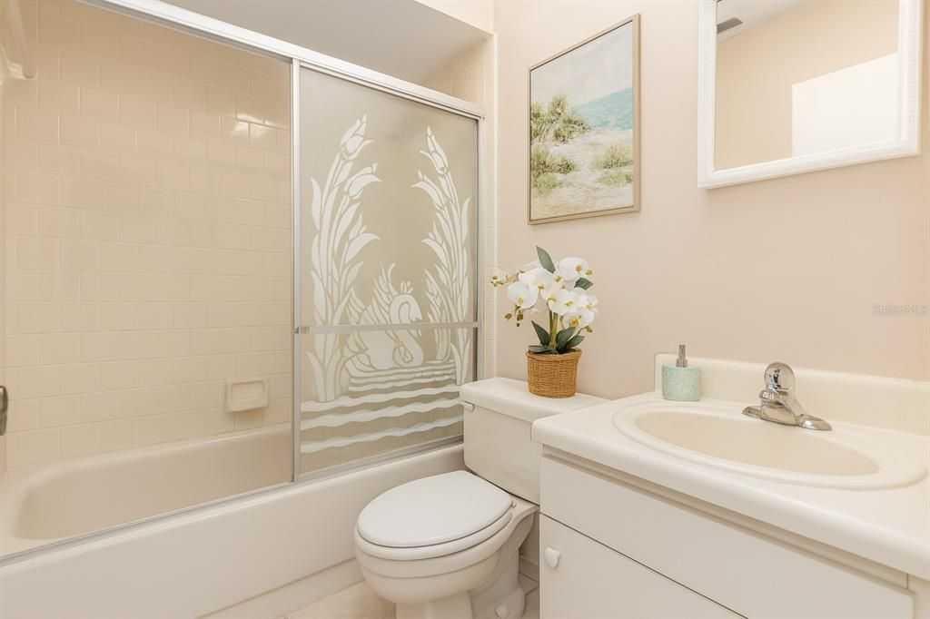 For Sale: $169,900 (2 beds, 2 baths, 1044 Square Feet)