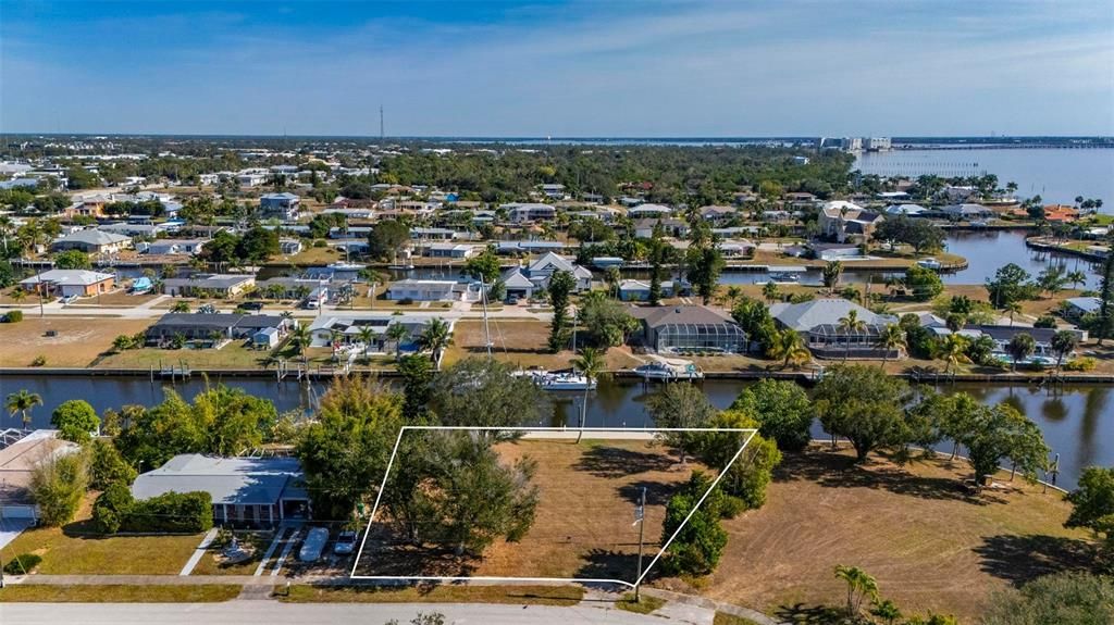 待售: $650,000 (0.34 acres)