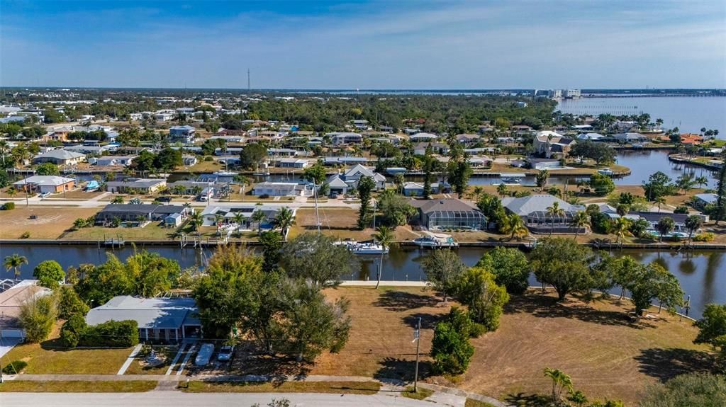 待售: $650,000 (0.34 acres)