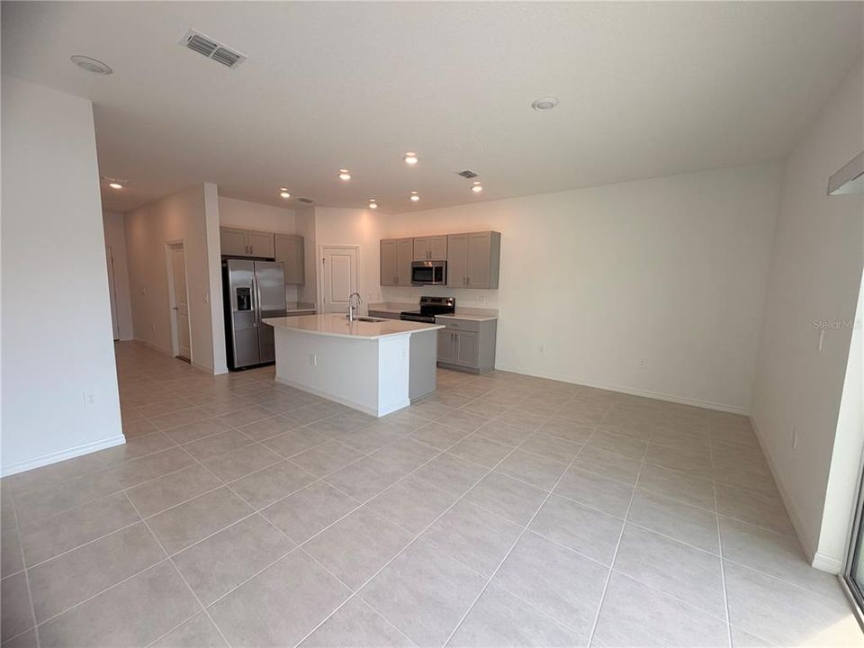 For Rent: $2,100 (3 beds, 2 baths, 1373 Square Feet)