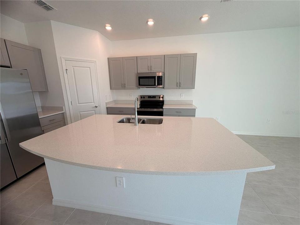 For Rent: $2,100 (3 beds, 2 baths, 1373 Square Feet)