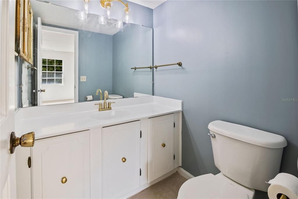 待售: $230,000 (2 贝兹, 1 浴室, 838 平方英尺)