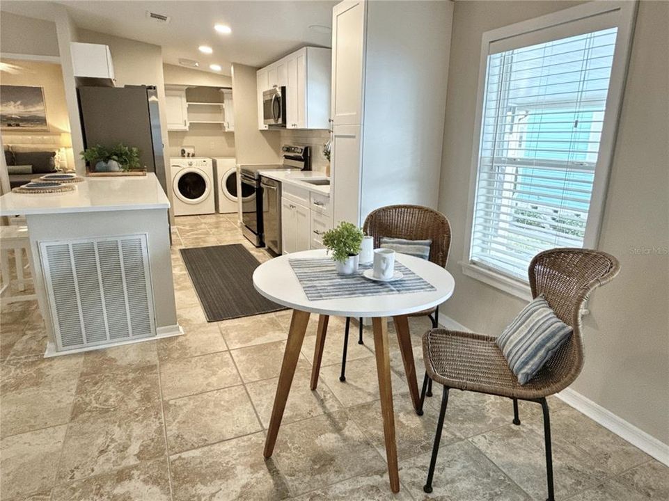 На продажу: $245,000 (2 спален, 2 ванн, 960 Квадратных фут)