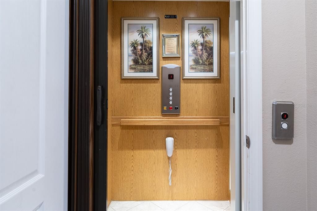 En Venta: $545,000 (4 camas, 3 baños, 2388 Pies cuadrados)