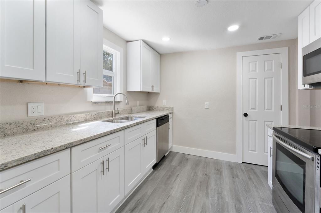 出租: $2,350 (3 贝兹, 2 浴室, 686 平方英尺)