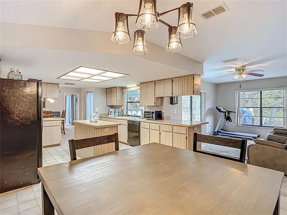 待售: $265,000 (2 贝兹, 2 浴室, 1865 平方英尺)